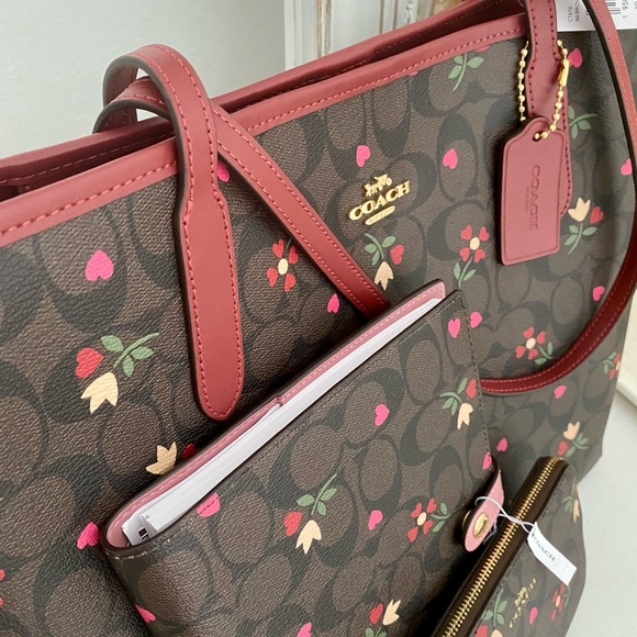 🆕 COACH | Heart City Tote, Notebook & Wristlet - Picture 13 of 16